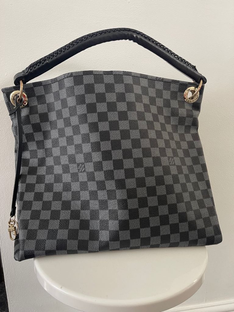 Louis Vuitton grab/shoulder bad