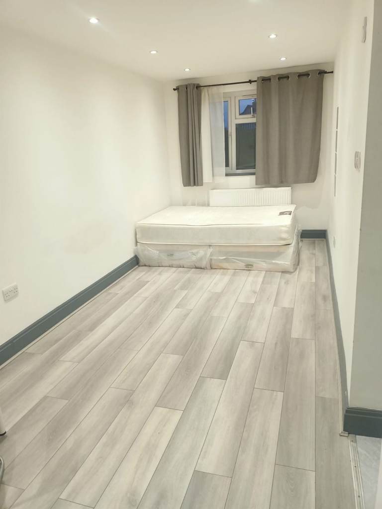 BRIGHT DOUBLE ROOM TO RENT IN BOW - AVAILABLE NOW ✨