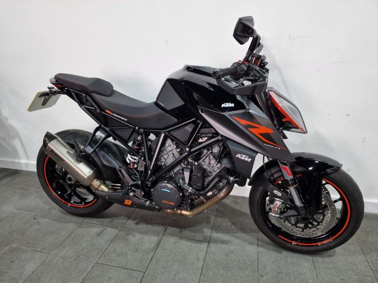 2018 KTM 1290 Super Duke R Triple Black, Akrapovic Slip On, Tail Tidy, Ergo Seat