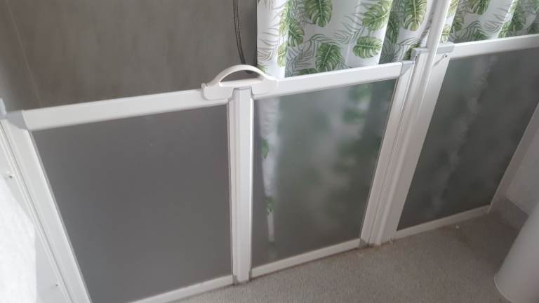 Half height shower screen