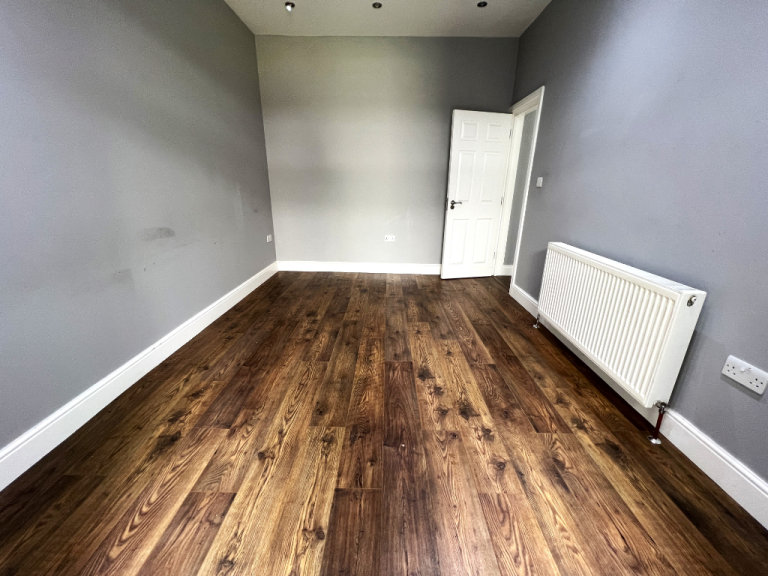 Excellent 6 bedrooms House with converted conservatory of one bedroom flat near Redbridge Station 