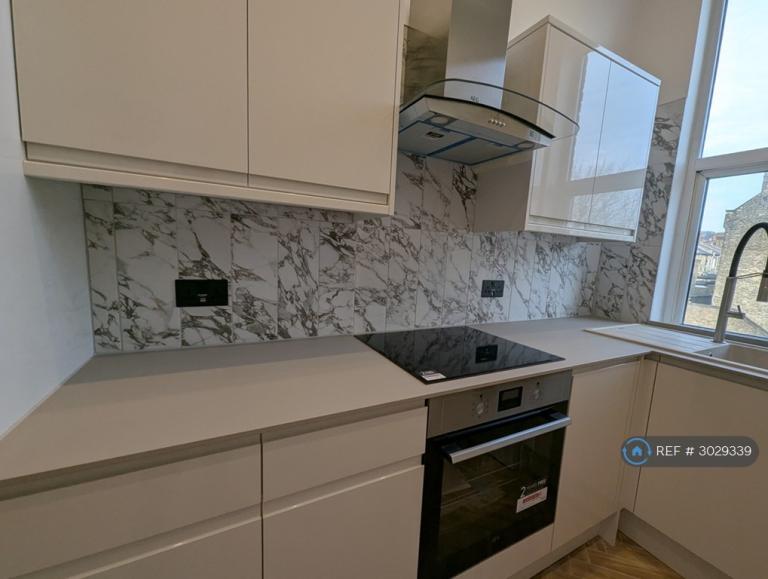 2 bedroom flat in Rosemont Road, London, NW3 (2 bed) (#3029339)