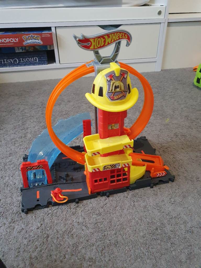 Hot Wheels City Ultimate Fire Station Track Set – Good Condition