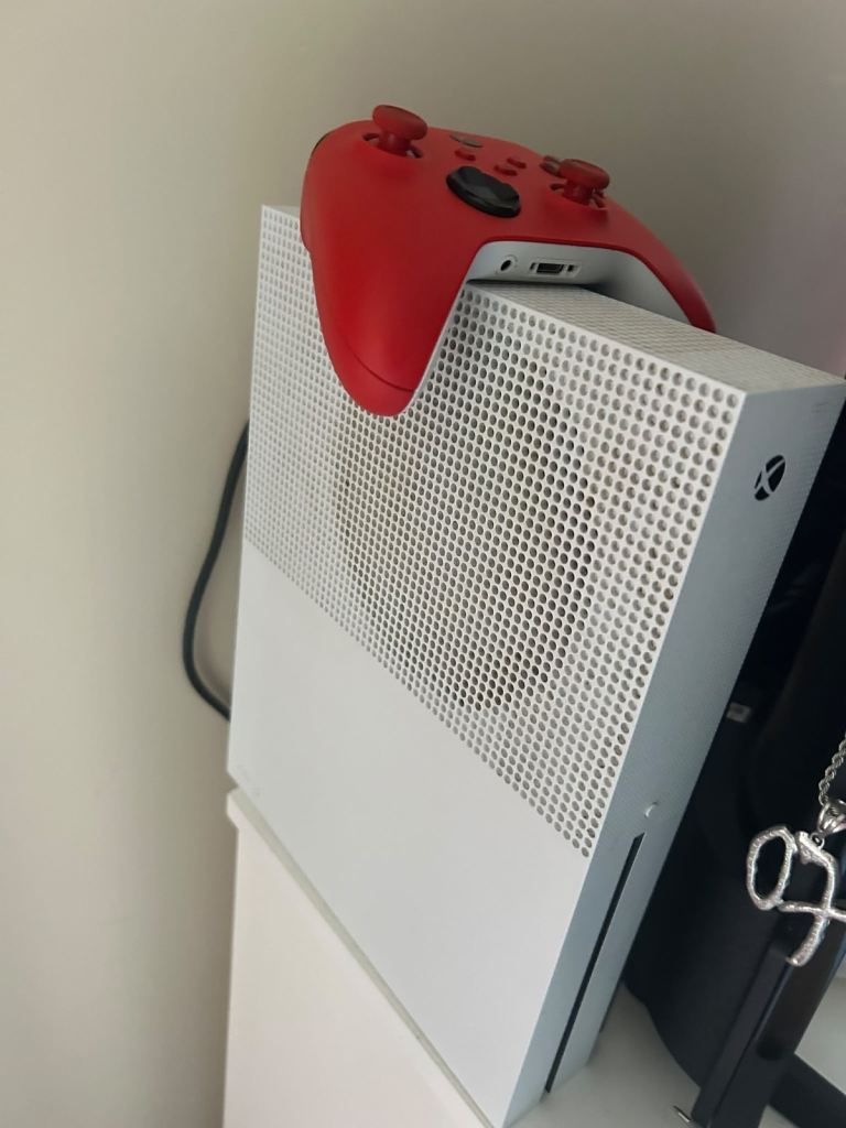 Xbox one s and controller 