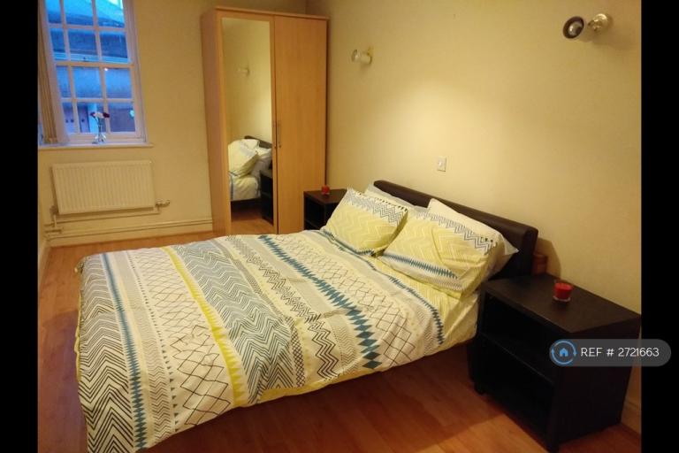 1 bedroom flat in Brunel Court, London, SE16 (1 bed) (#2721663)