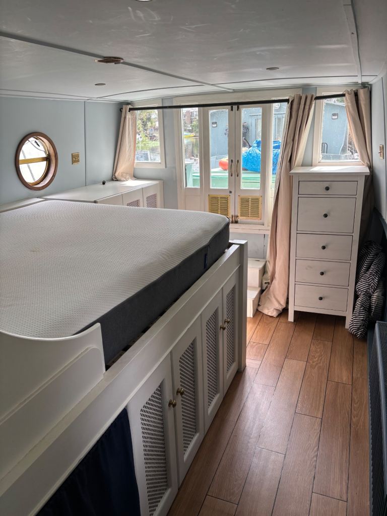 60 x 10 widebeam canalboat perfect for 1/2 people - new skylight installed