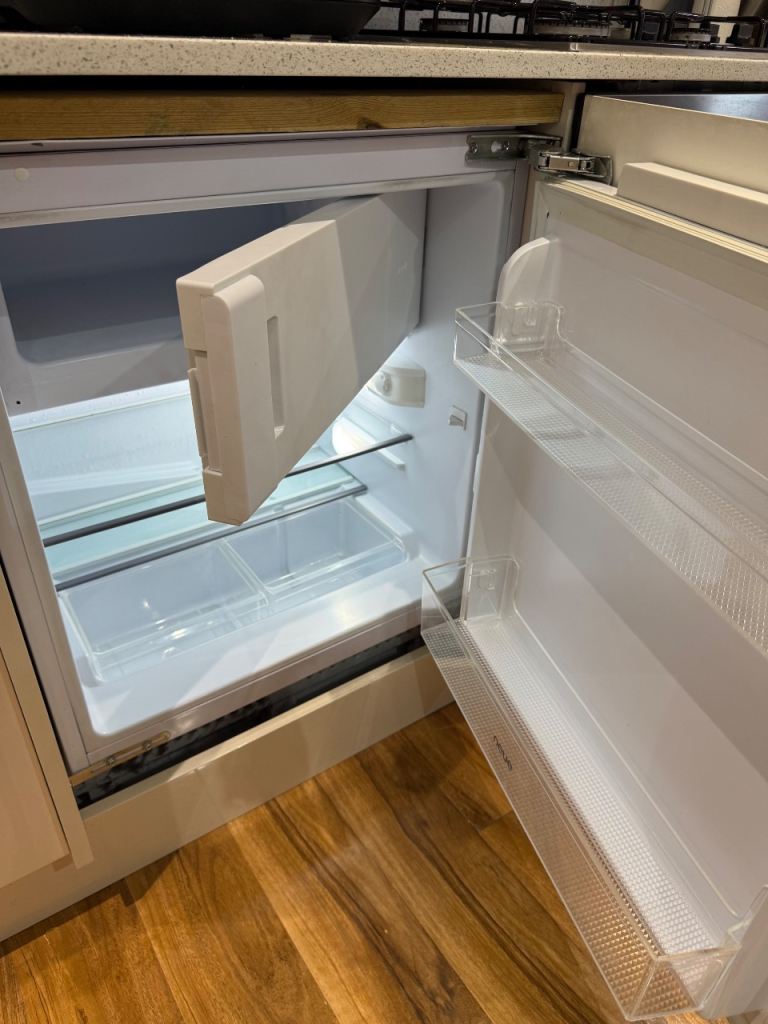 Neue N00B 822 Under-Counter Fridge with Freezer Box
