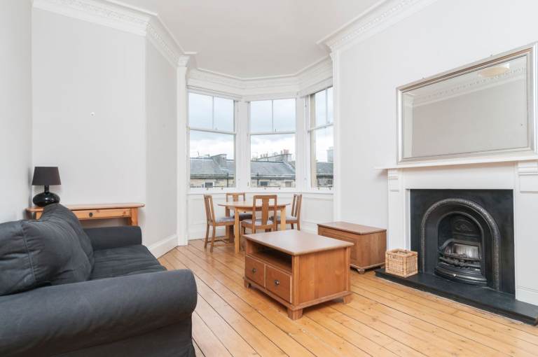 Stunning, 1 bedroom, 3rd floor flat with great storage, in Tollcross – available February