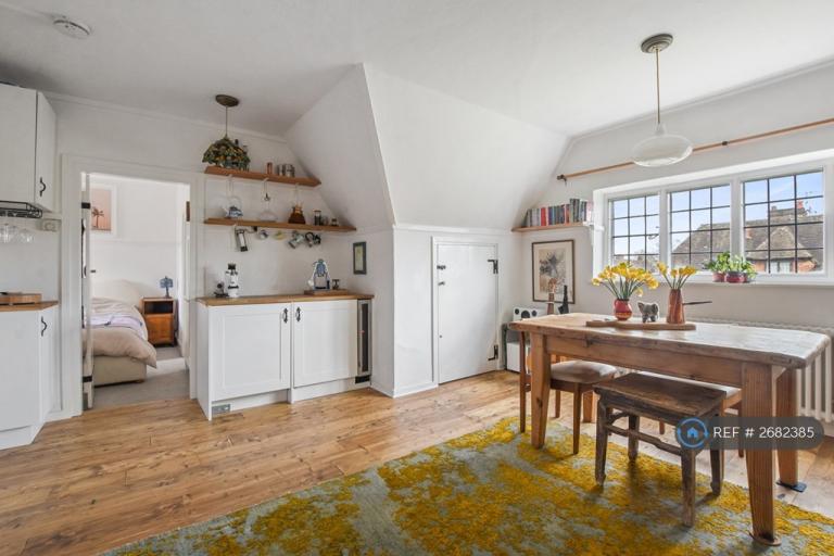 1 bedroom flat in Waterlow Court, London, NW11 (1 bed) (#2682385)