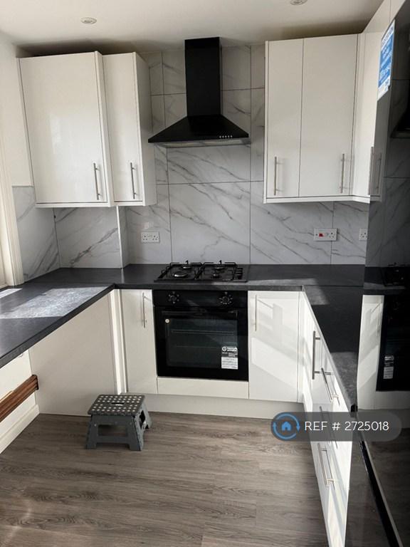 3 bedroom flat in Queens Road, Basingstoke, RG21 (3 bed) (#2725018)