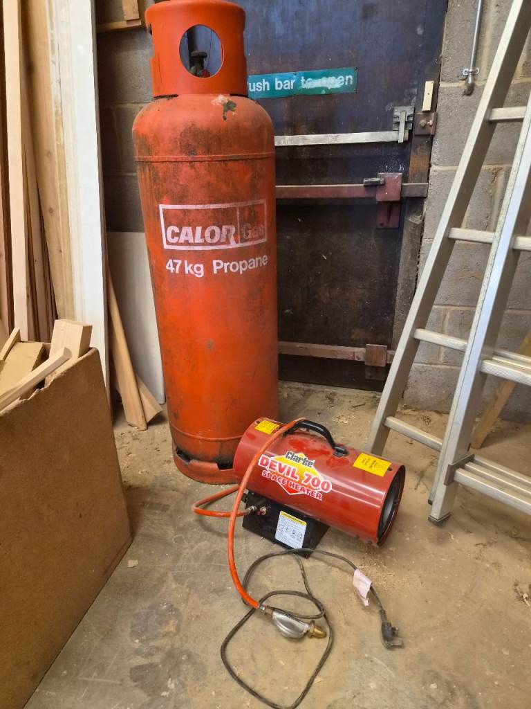 Heater and gas bottle