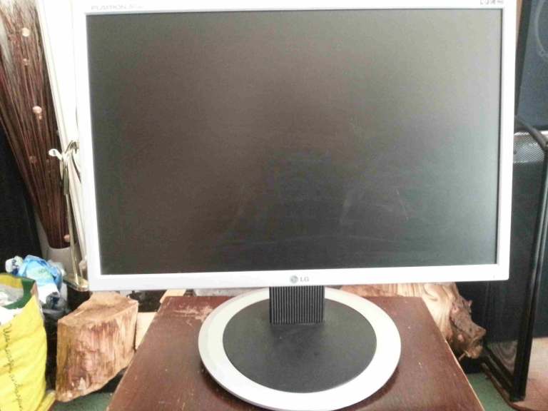 LG pc monitor 19 inch widescreen flatron L194WT