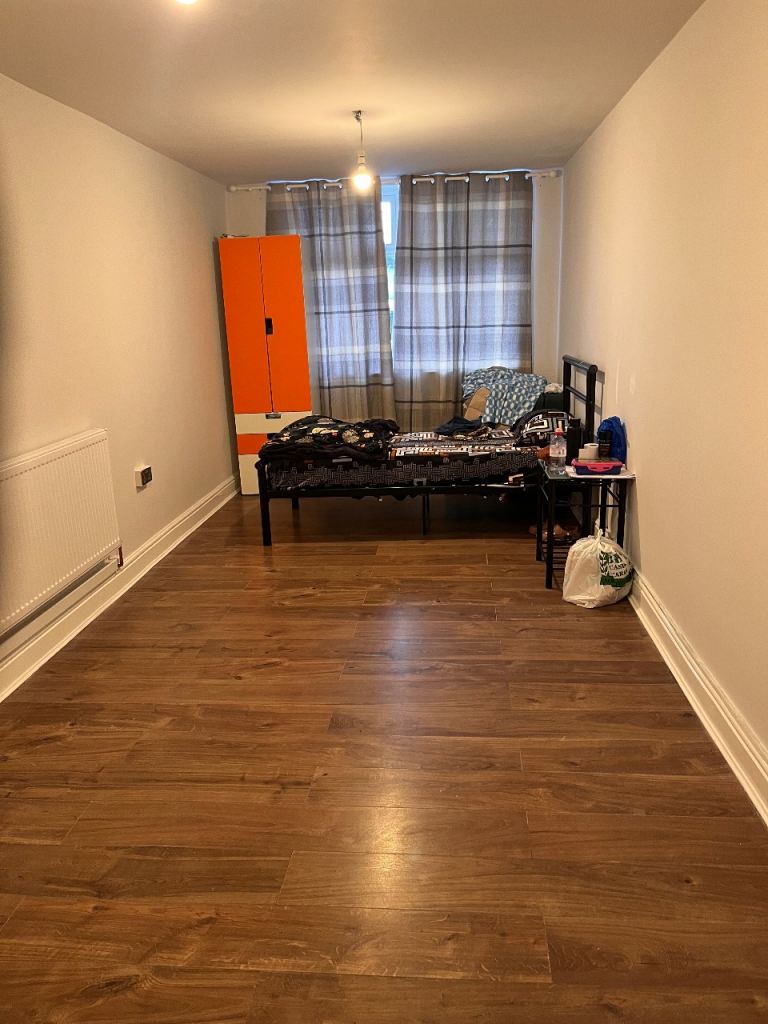 King size room available for girls in shearing , couple room  