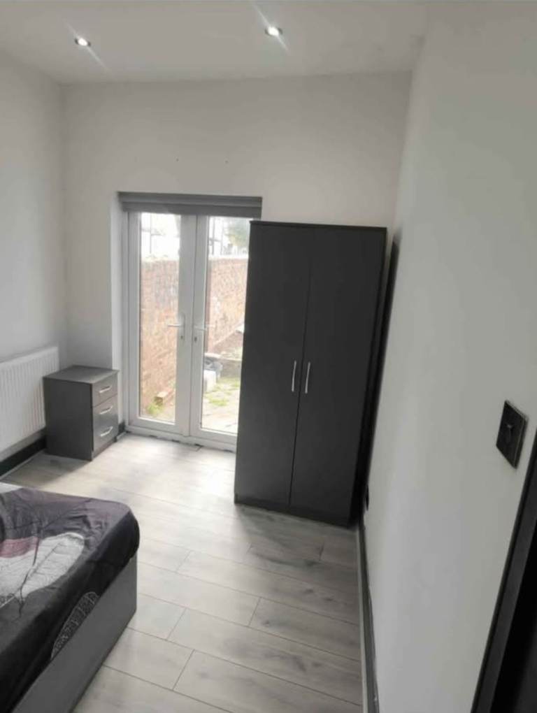 Large room ready for rent furnished!