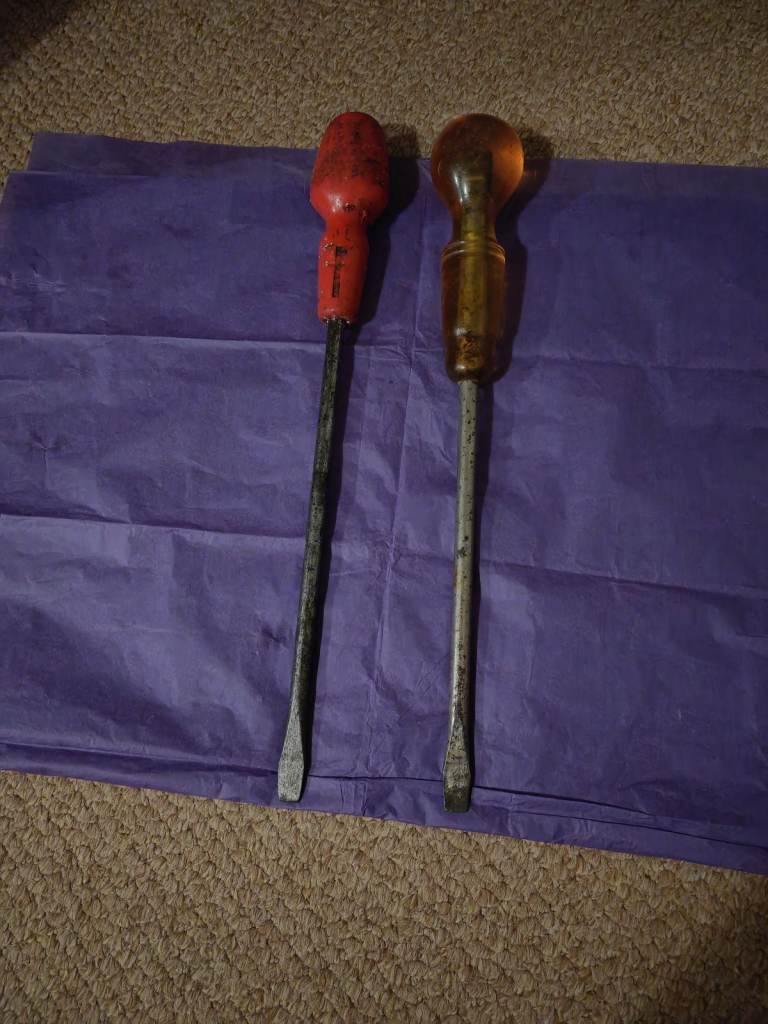 2 X vintage flat head screwdrivers 