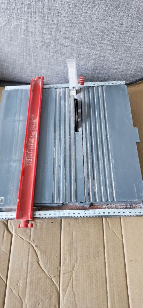 Tile cutter with water tank