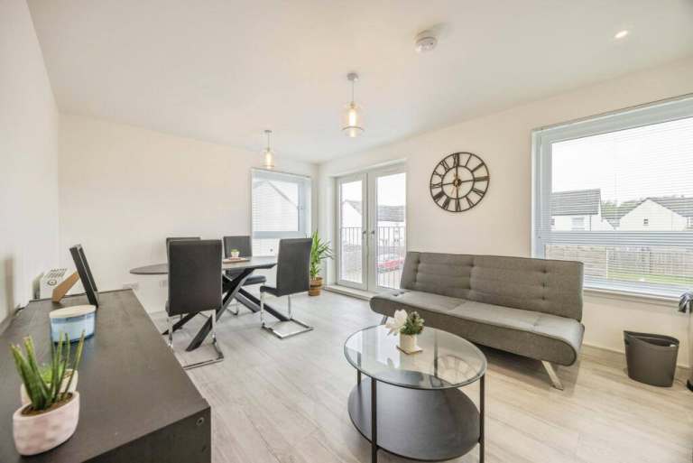 Immaculate 2 Bedroom 2 Bathroom First Floor Flat with Parking