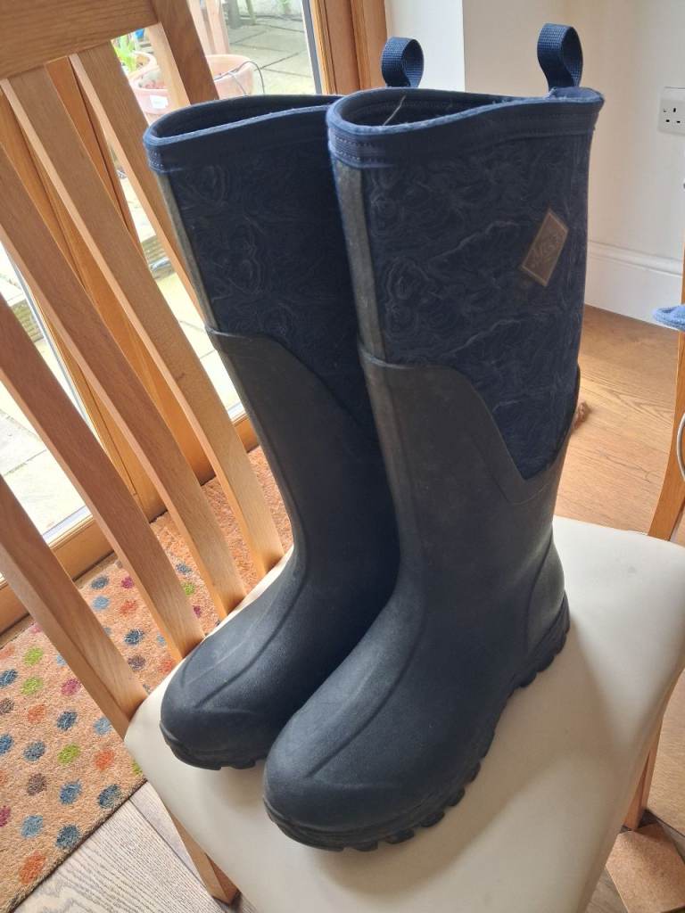 Muck boots size 8