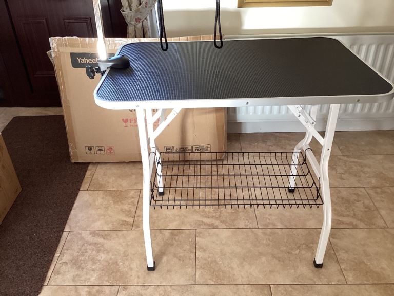 Dog grooming table