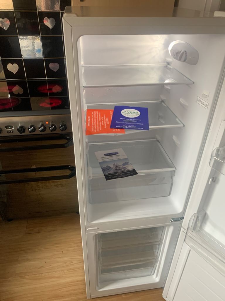 Fridge freezer months old / May deliver 