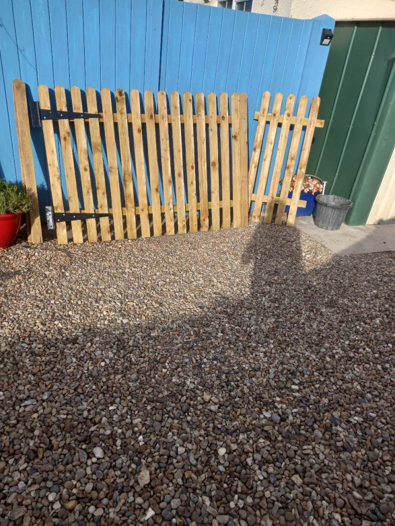 Wooden Picket Fence Panels with Hinges – Good Condition