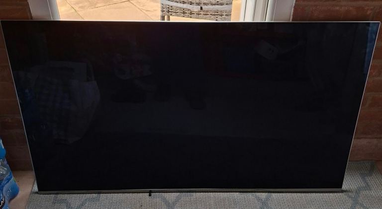 Samsung TV, with wall brackets, remote control and sound bar 
