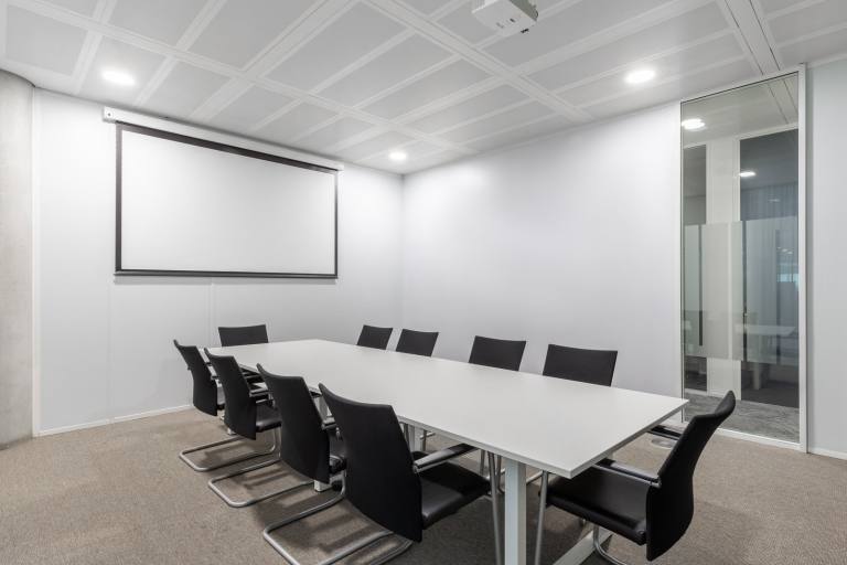 London - W4 5YA \ Office Space for Rent with 4 Desks