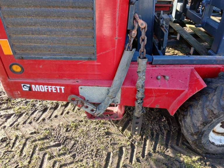 Moffett mounty mounting chains securing mounted forklift lorry truck 