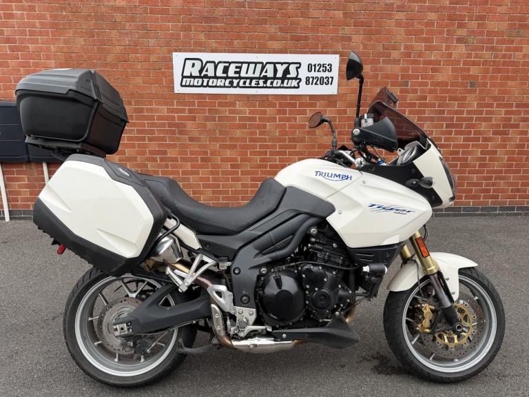 TRIUMPH TIGER 1050, 2009 59 PLATE,13415 MILES, 3PC TRIUMPH LUGGAGE, WHITE