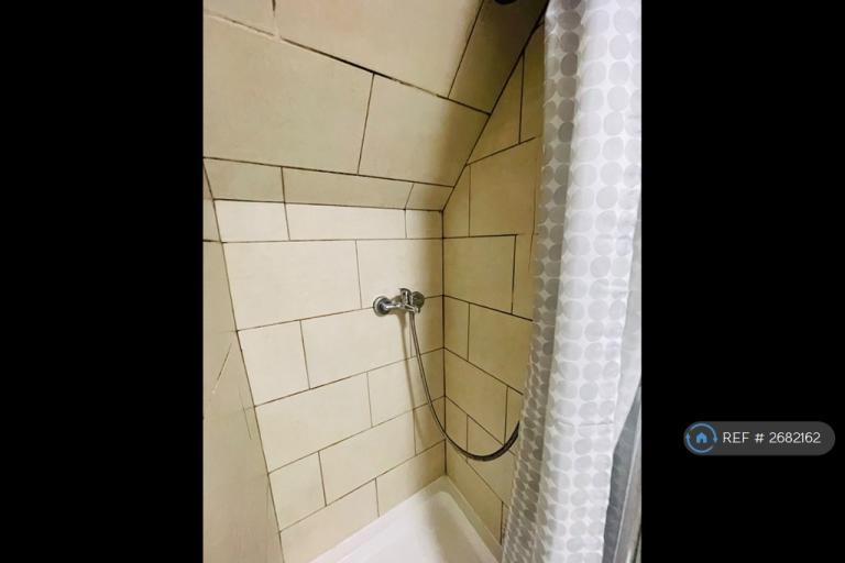 1 bedroom flat in Manchester Road, Huddersfield, HD4 (1 bed) (#2682162)