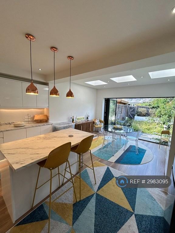 2 bedroom house in Meadow Road, London, SW19 (2 bed) (#2983095)
