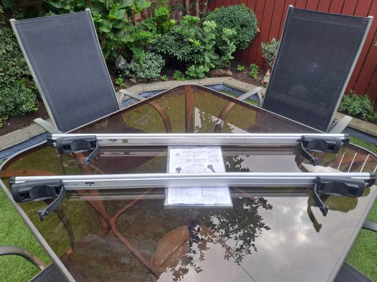 Genuine Renault roof bars. 