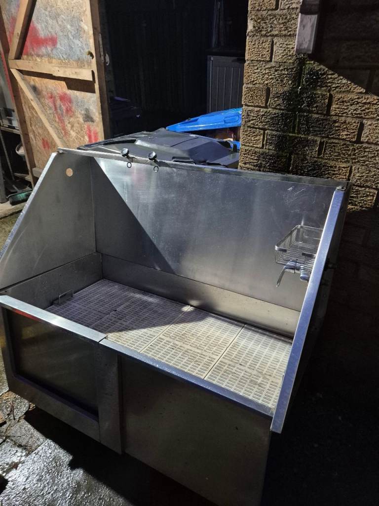 Dog bathing staition