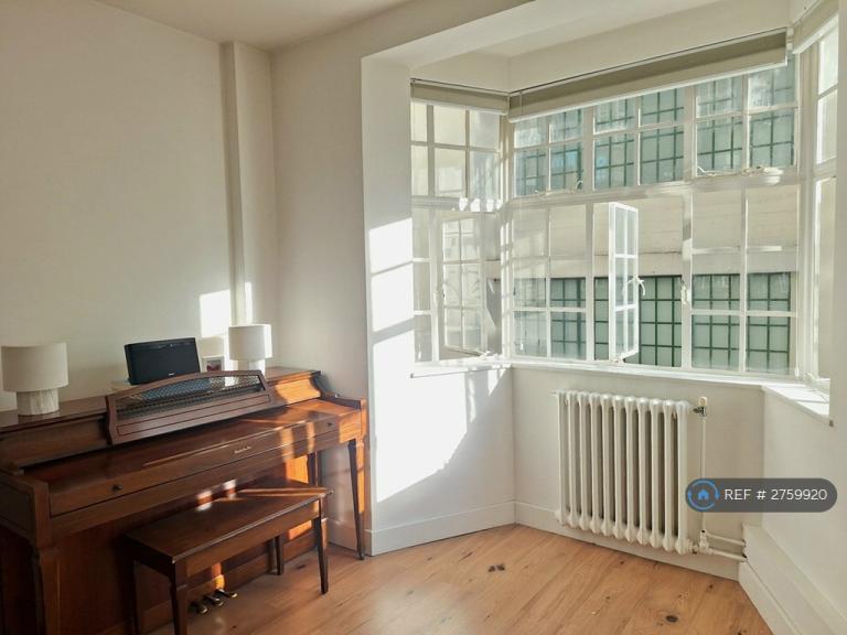 Studio flat in Russell Court, London, WC1H (#2759920)