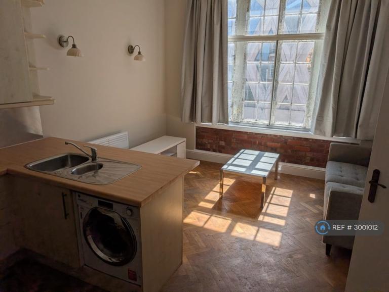 1 bedroom flat in Eastgate, Leeds, LS2 (1 bed) (#3001012)