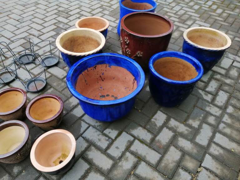 13 various ceramic and glazed plant pots plus 4 wire pot holders.