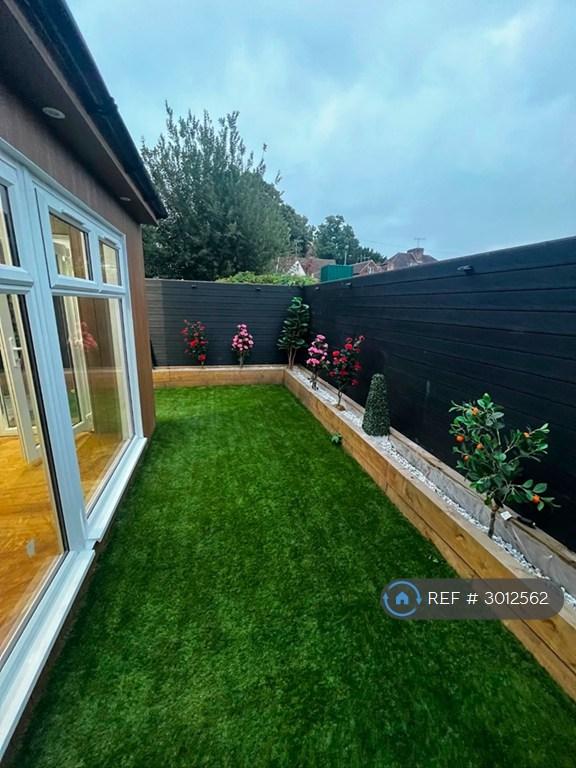 2 bedroom flat in Hospital Lane, Canterbury, CT1 (2 bed) (#3012562)