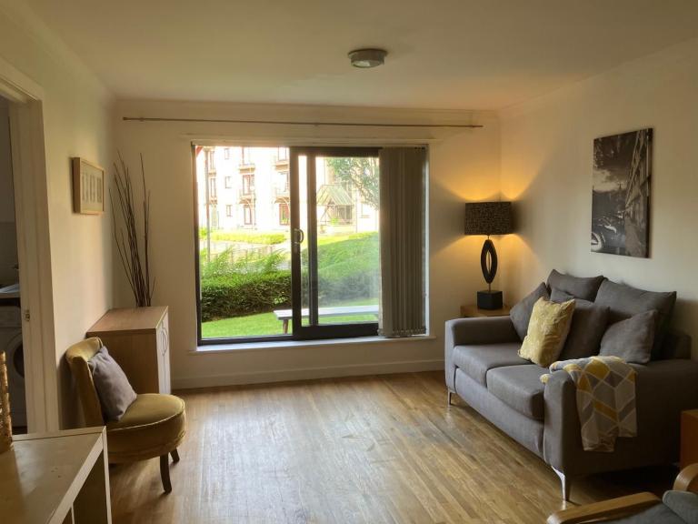 Waterfront Modern, Bright 1-Bed Flat to Let – Riverview Place, Glasgow