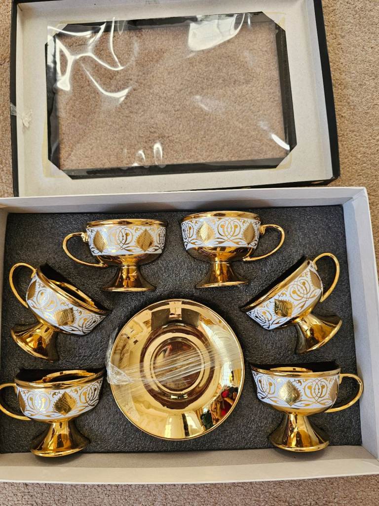 Brand new 6 gold tea cups with saucers 