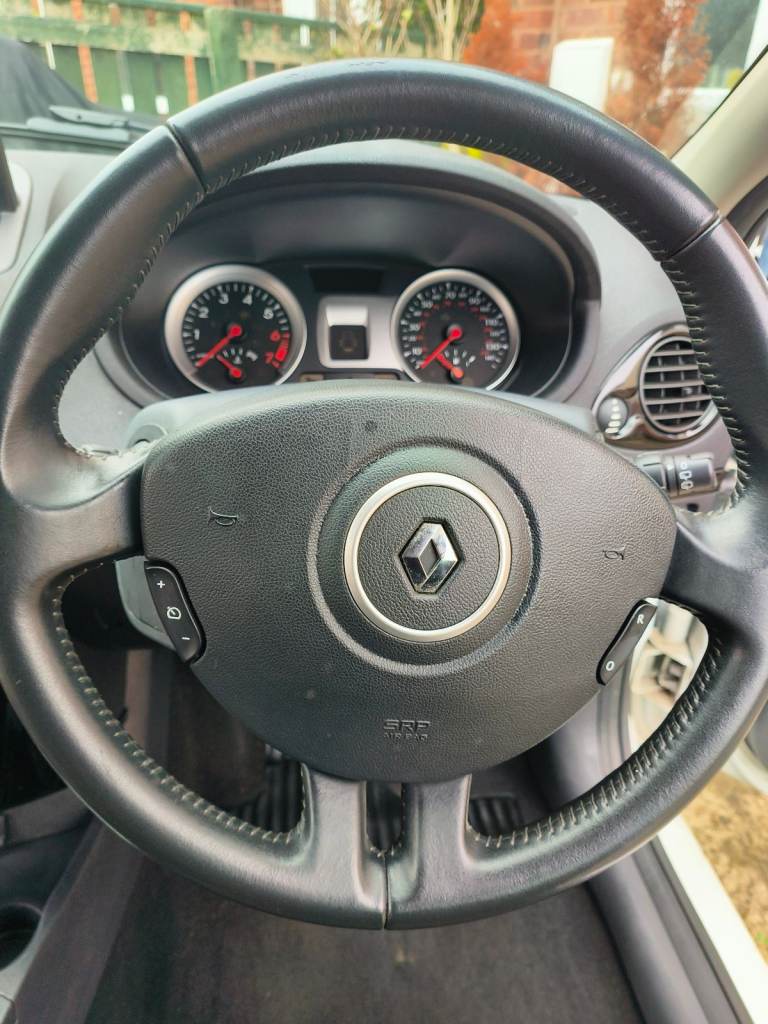 2011 Renault CLIO dynamique TomTom series.