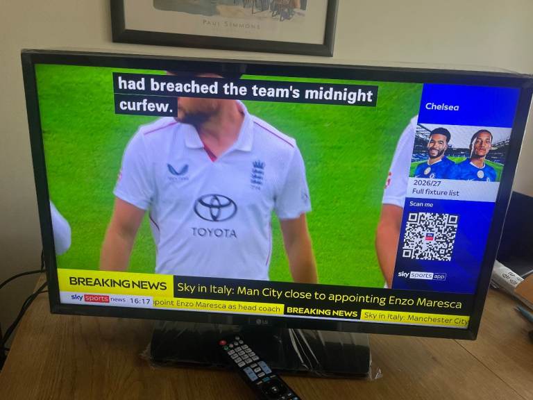 'New' LG 32" Freeview-HD, LED HD TV on stand
