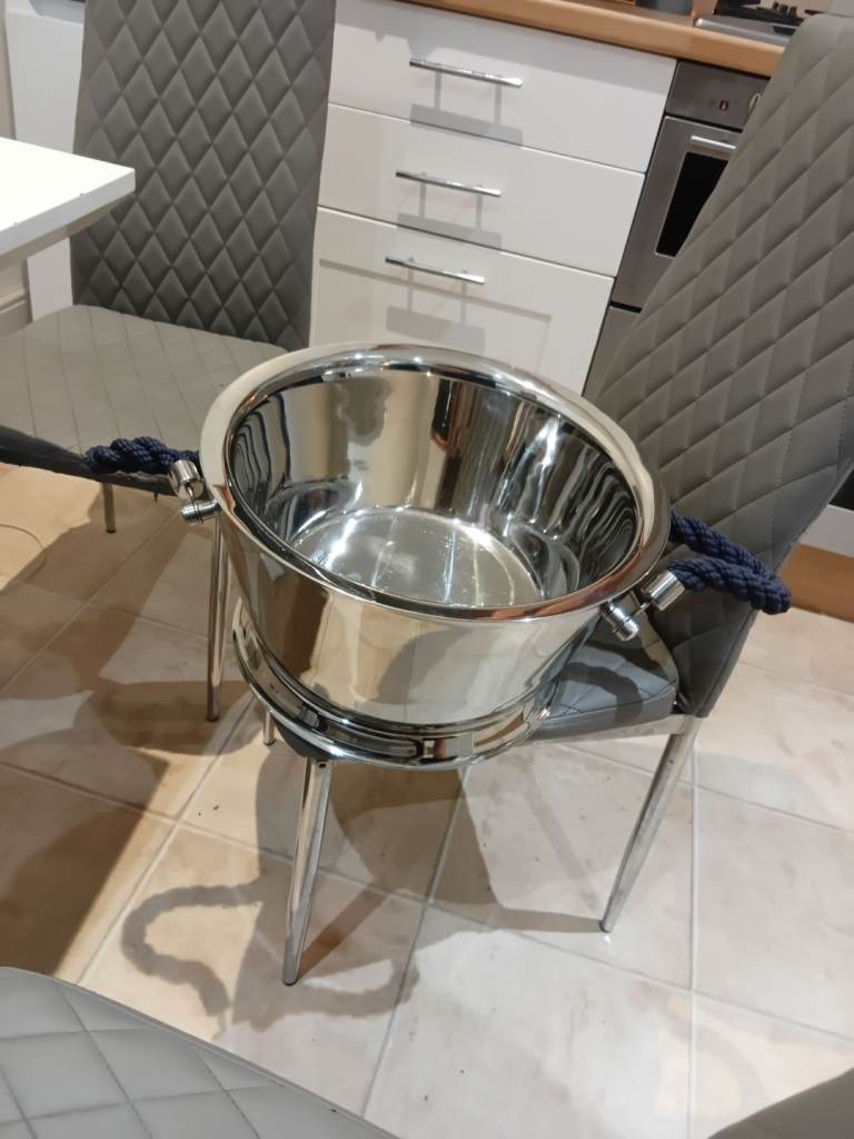 Champagne bottle freezer 