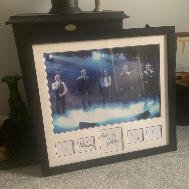 Take That Signed Framed Photo – All 5 members inc Robbie Williams & great COA .