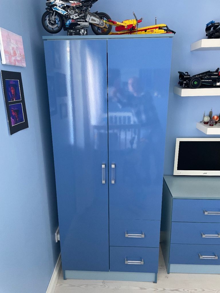 Wardrobe,chest of drawers and side cabinet set 