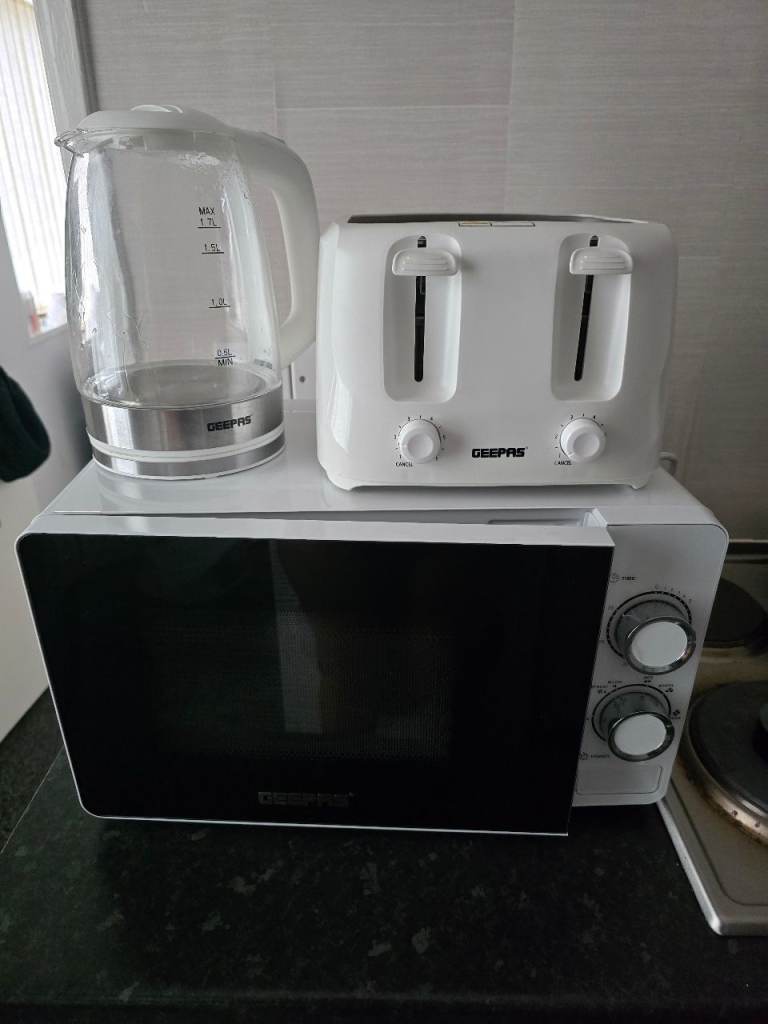 Geepas Microwave, Toaster, and Kettle Set – White, Good Condition