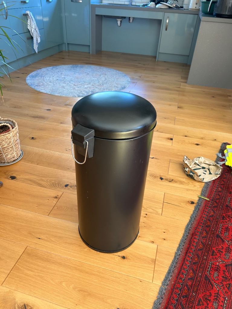 Black Pedal Bin with Lid - very good condition 