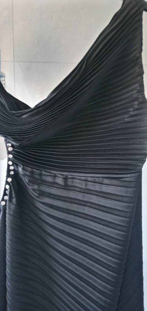 Ladies Black Stunning Off The Shoulder Dress