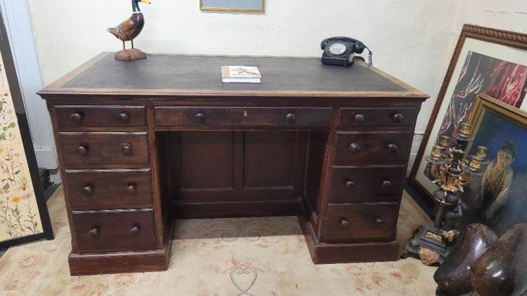 Lovely large Victorian Partners mahogany kneehole pedestal desk with black leather inlay 