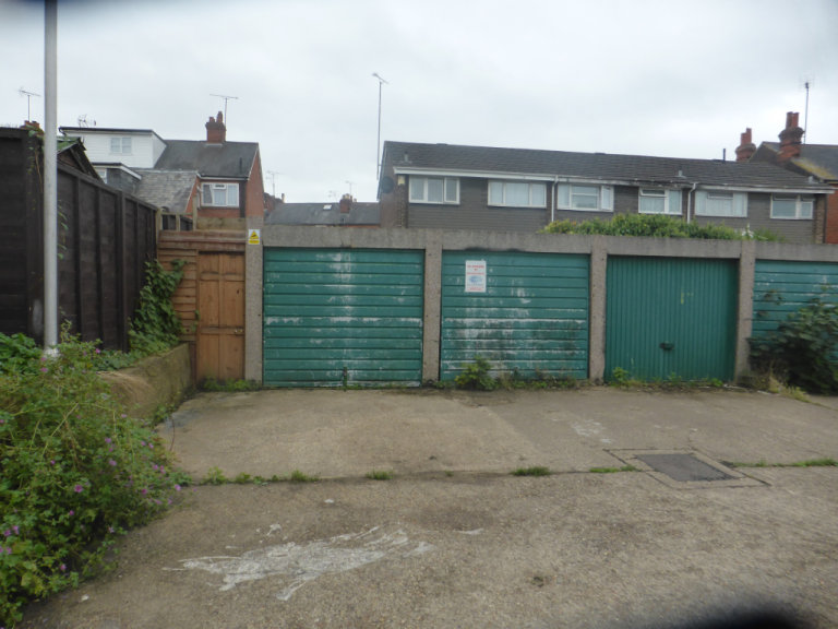 Garage/Parking/Storage to rent: Fulmead Road (r/o House 50) Reading RG30 1JX *NEW DOORS FITTED*
