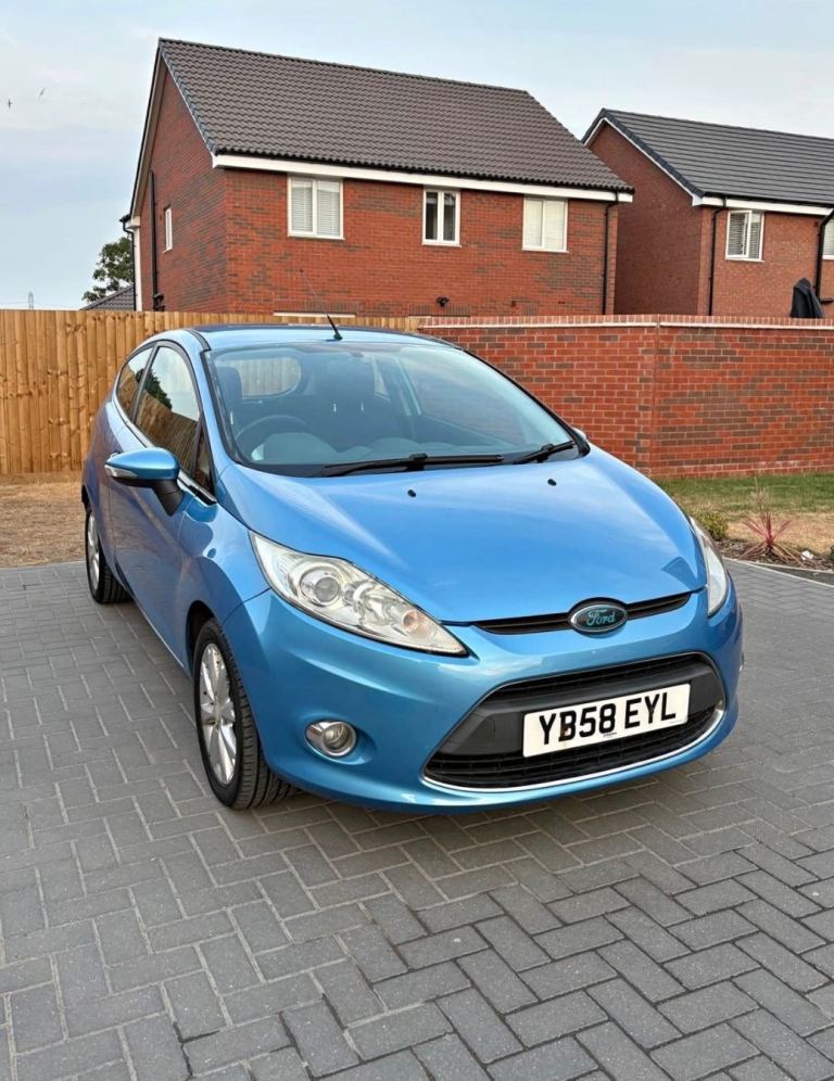 Blue Ford Fiesta MK7 Zetec 1.4 petrol *A MUST VIEW* perfect first car - only 65,000 miles!